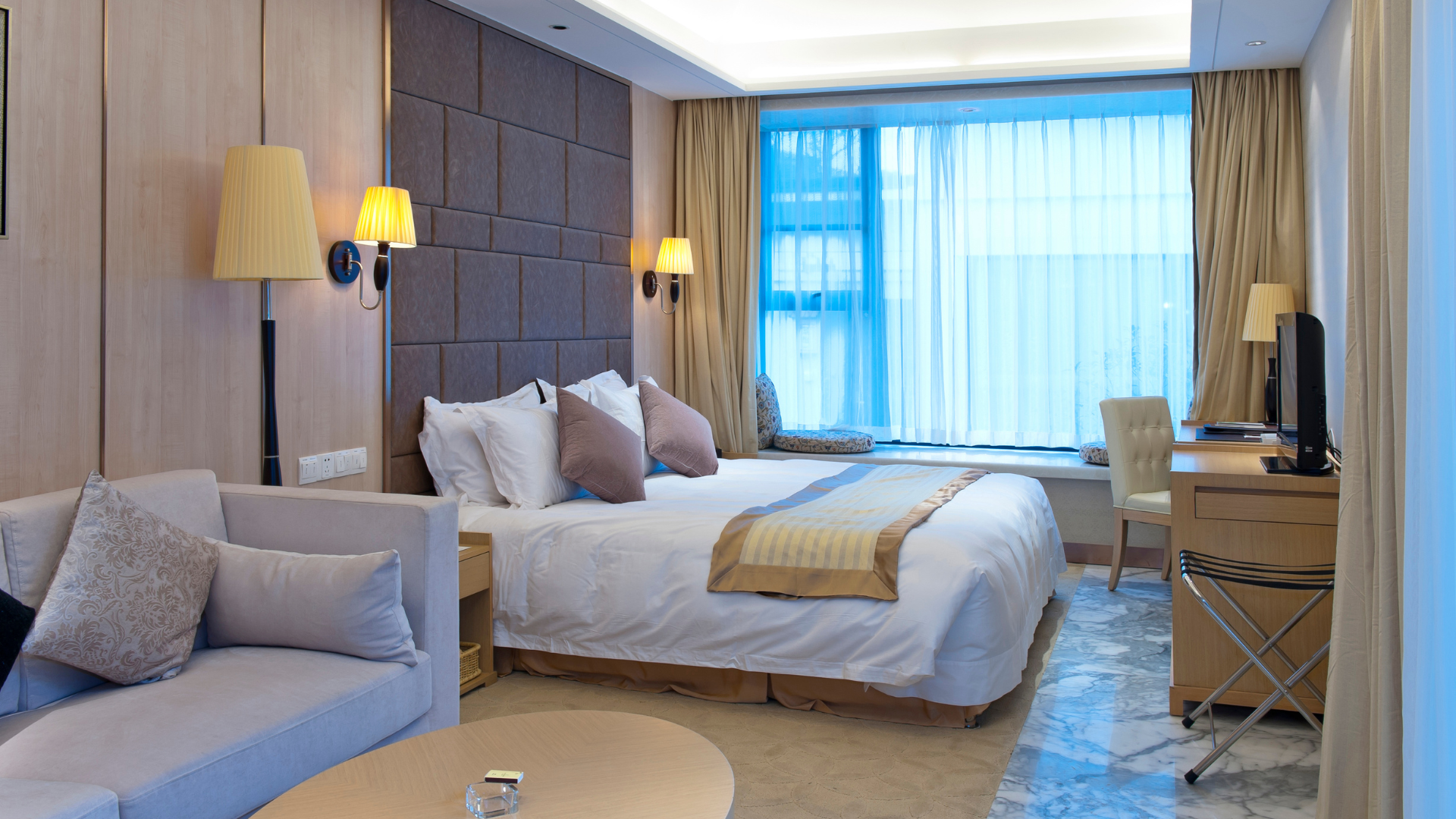 Descubra itens entre espelhos, luzes e móveis para te ajudar a transformar o espaço. Crédito: Canva