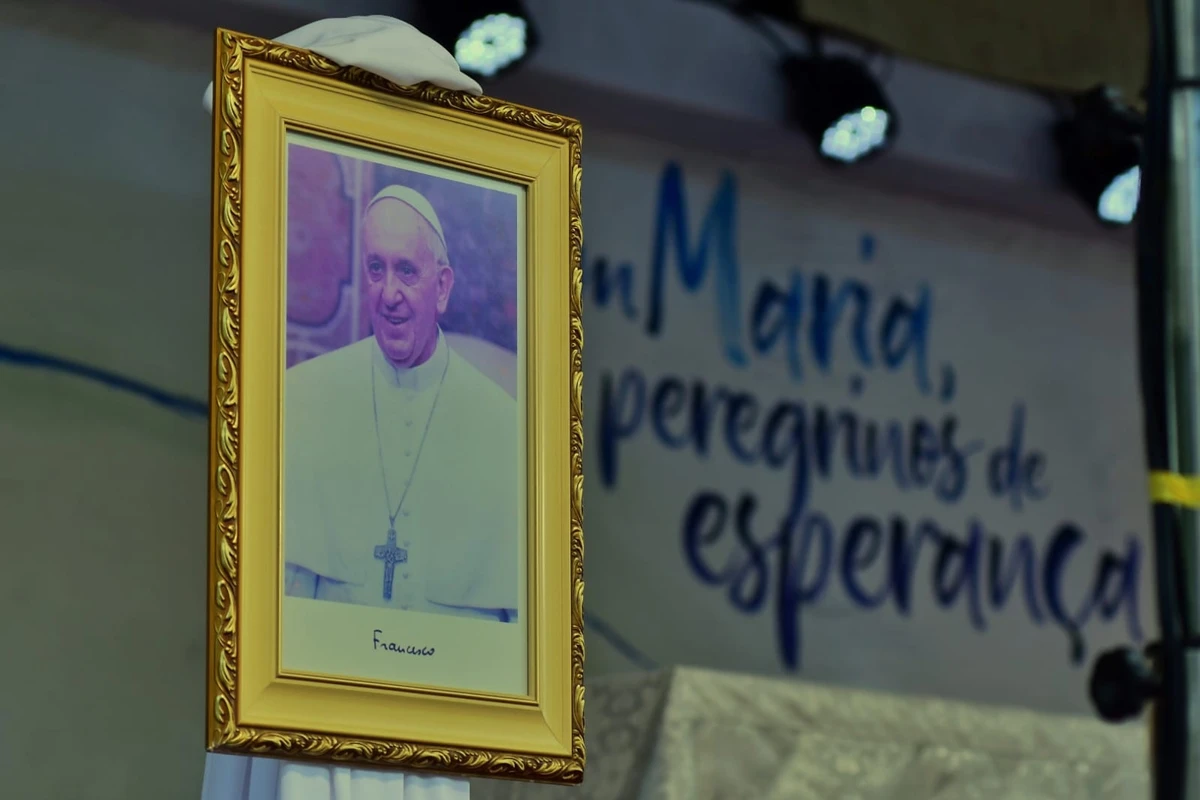 Após morte do Papa Francisco, quadro é colocado no palco da Festa da Penha em sua homenagem. por Fernando Madeira / Festa da Penha