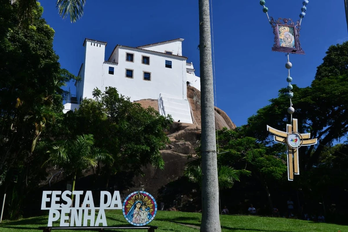 Milhares de fiéis sobem ao convento para demonstrar sua devoção e fé em Nossa Senhora da Penha.   por Fernando Madeira / Festa da Penha