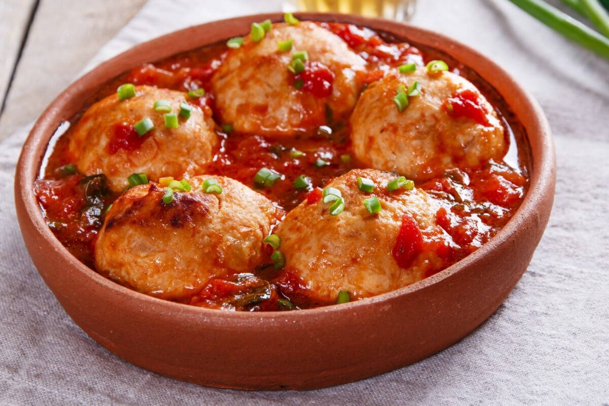 Almôndega de frango com molho de tomate (Imagem: koss13 | Shutterstock) 