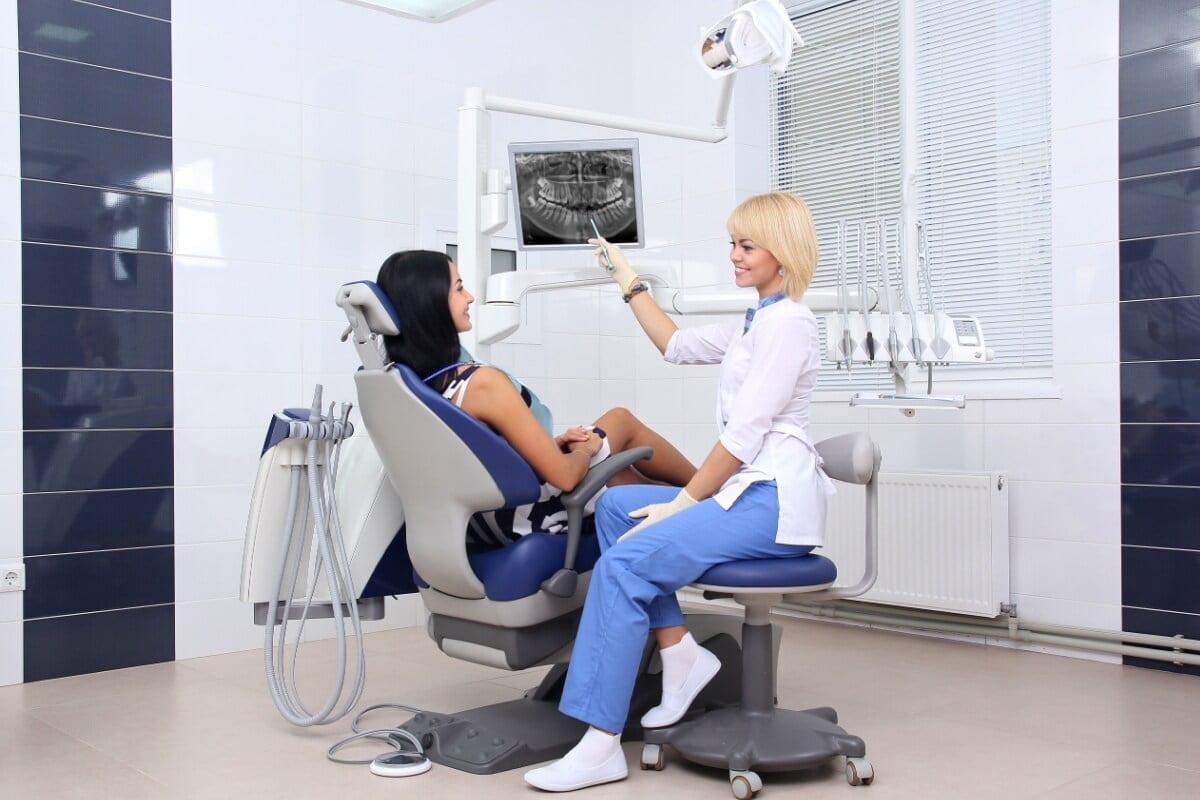 As cáries comprometem os dentes e demandam atendimento odontológico (Imagem: Kovalchynskyy Mykola | Shutterstock)