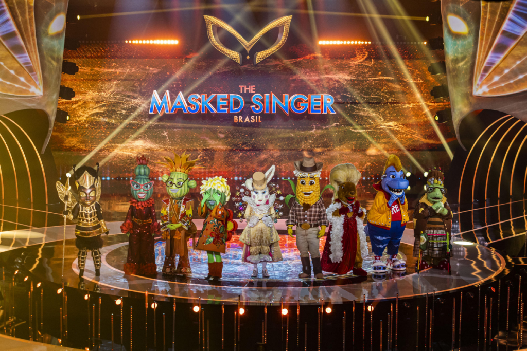 Em “The Masked Singer Brasil”, famosos disfarçados fazem apresentações musicais e o público precisa adivinhar quem eles são (Imagem: Reprodução digital | Globoplay)
