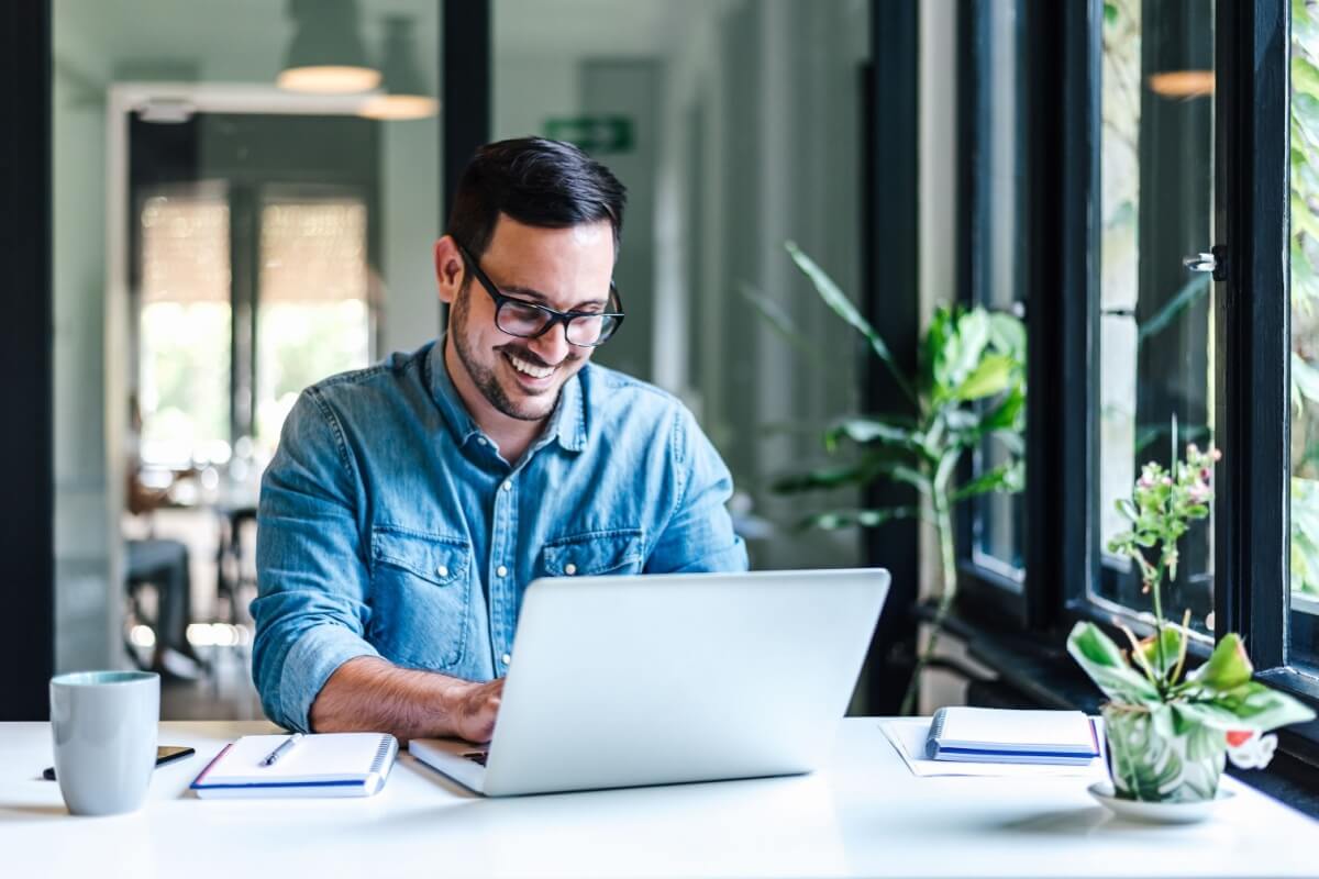 O aprendizado contínuo ajuda a acompanhar a tecnologia e manter a relevância no mercado de trabalho (Imagem: Moon Safari | Shutterstock)