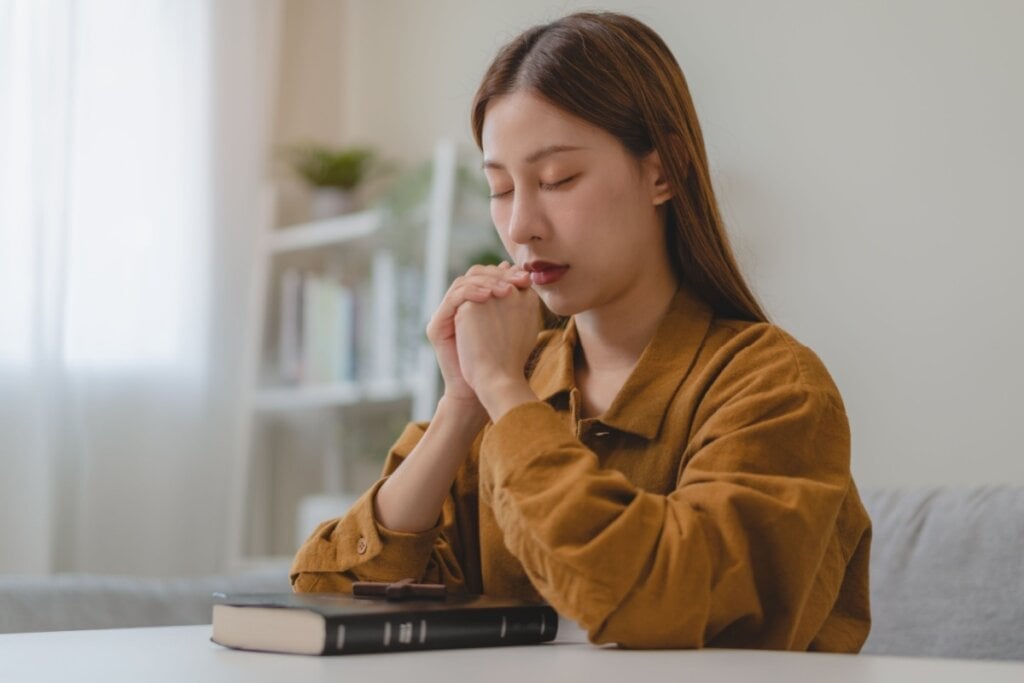 Salmos ajudam a tomar decisões com a sabedoria divina (Imagem: Pormezz | Shutterstock)