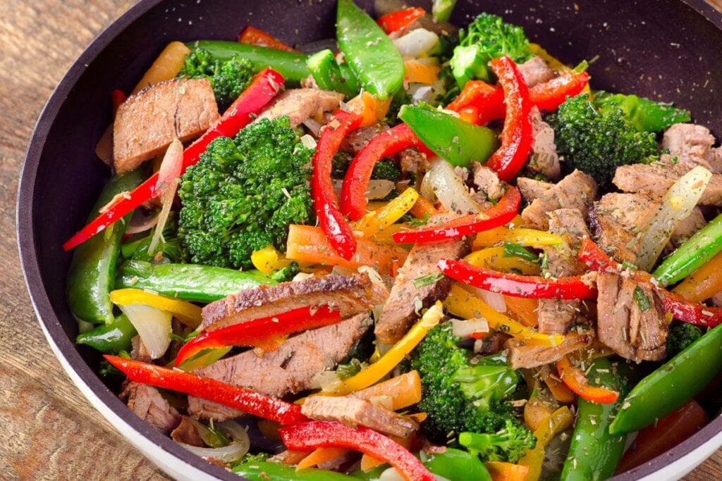 Tiras de filé mignon com pimentão e brócolis (Imagem: Tatjana Baibakova | Shutterstock) 