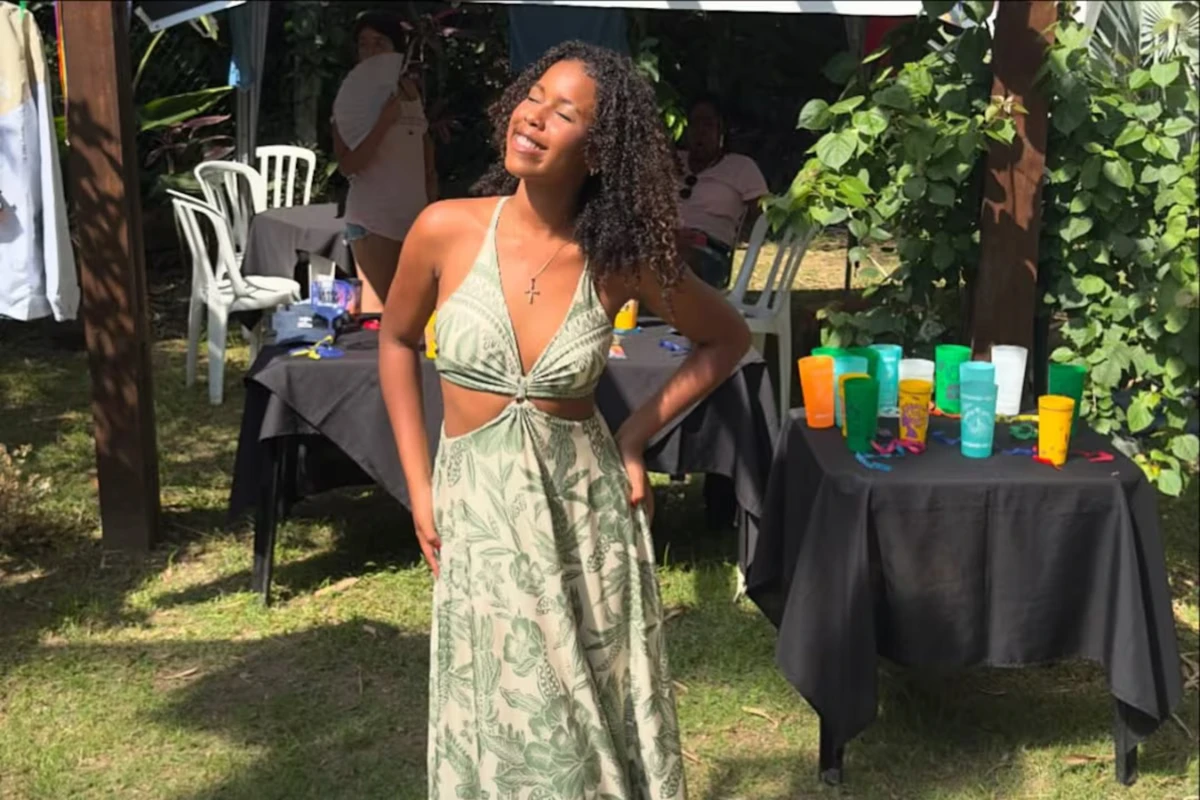 Karen Silva em foto recente compartilhada nas redes sociais; cantora participou do The Voice Kids em 2020 e morreu aos 17 anos após sofrer AVC hemorrágico.