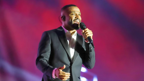 Cantor mineiro desembarca em Vitória para apresentação que mistura sucessos da carreira com releituras de clássicos sertanejos em ritmo de pagode