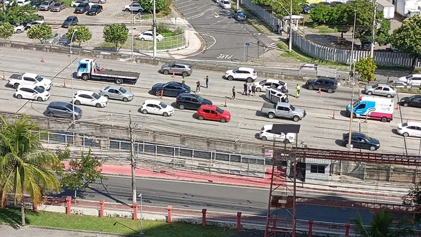 Tombamento e colisões ocorreram no sentido Vila Velha; veículos já foram removidos