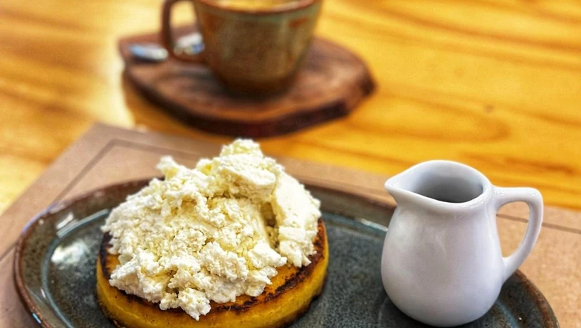 Polenta brustolada com puína e melado de cana do Prainha Café 