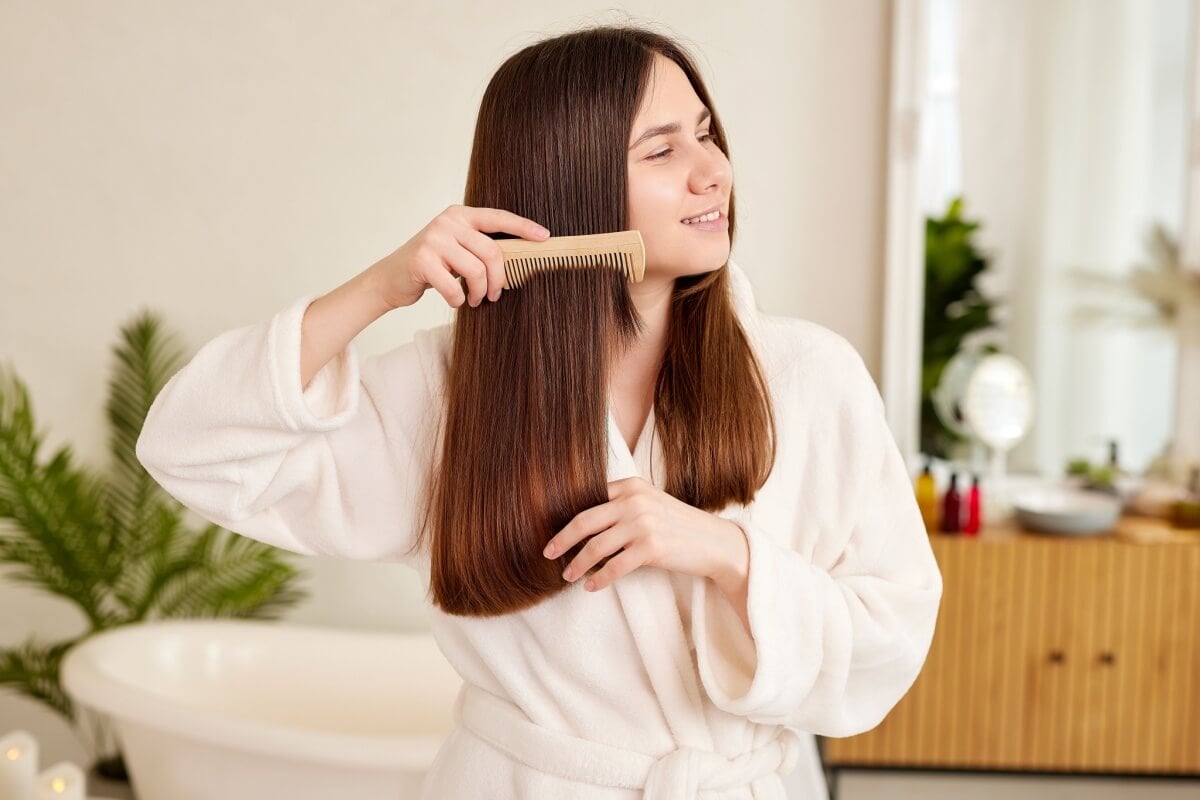 A reposição de massa capilar é um tratamento que visa repor os nutrientes e proteínas que o cabelo perde (Imagem: sergey kolesnikov | Shutterstock)