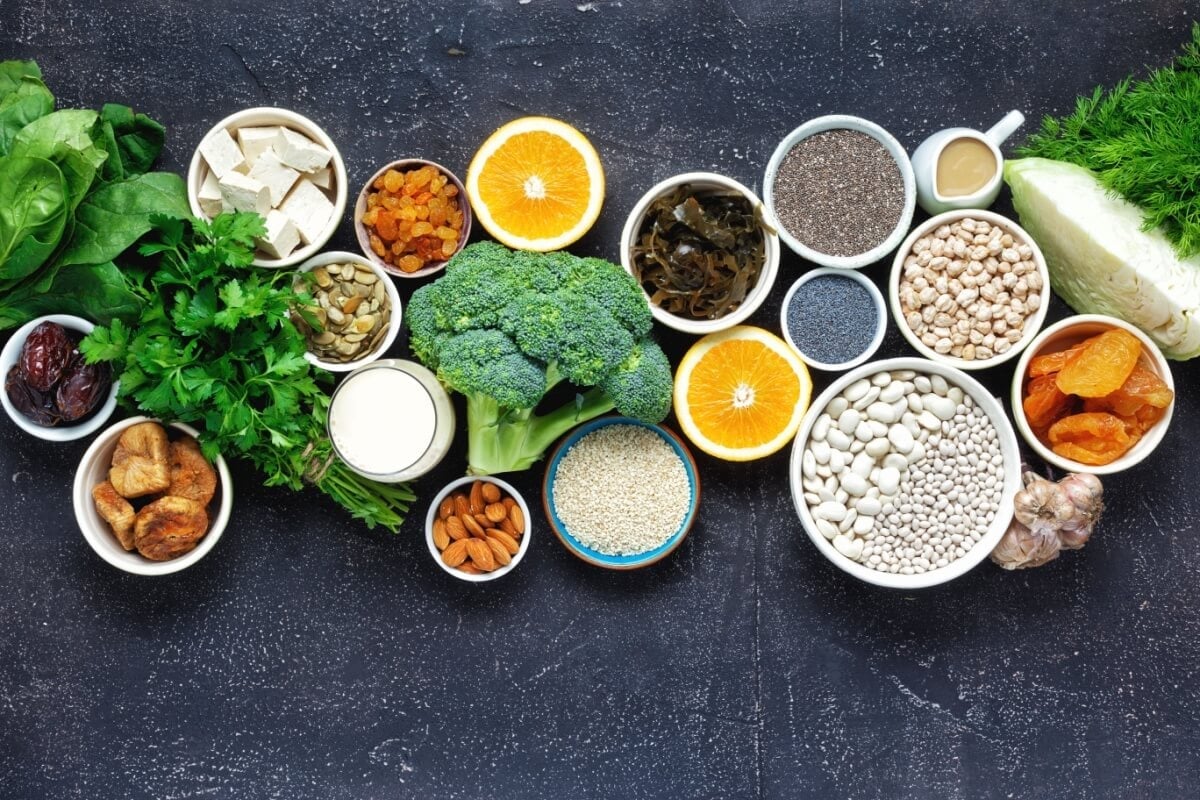 Alimentos com cálcio que substituem o leite são essenciais para quem tem restrições (Imagem: KucherAV | Shutterstock)