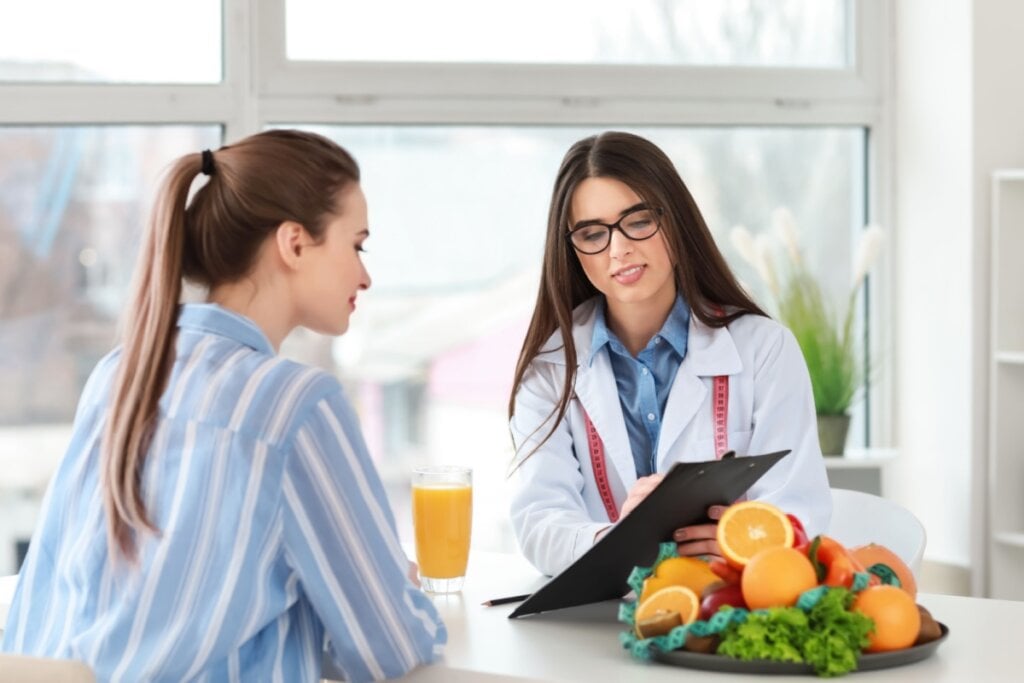 Com orientação profissional, é possível montar um cardápio sem leite e com bons níveis de cálcio (Imagem: Pixel-Shot | Shutterstock)