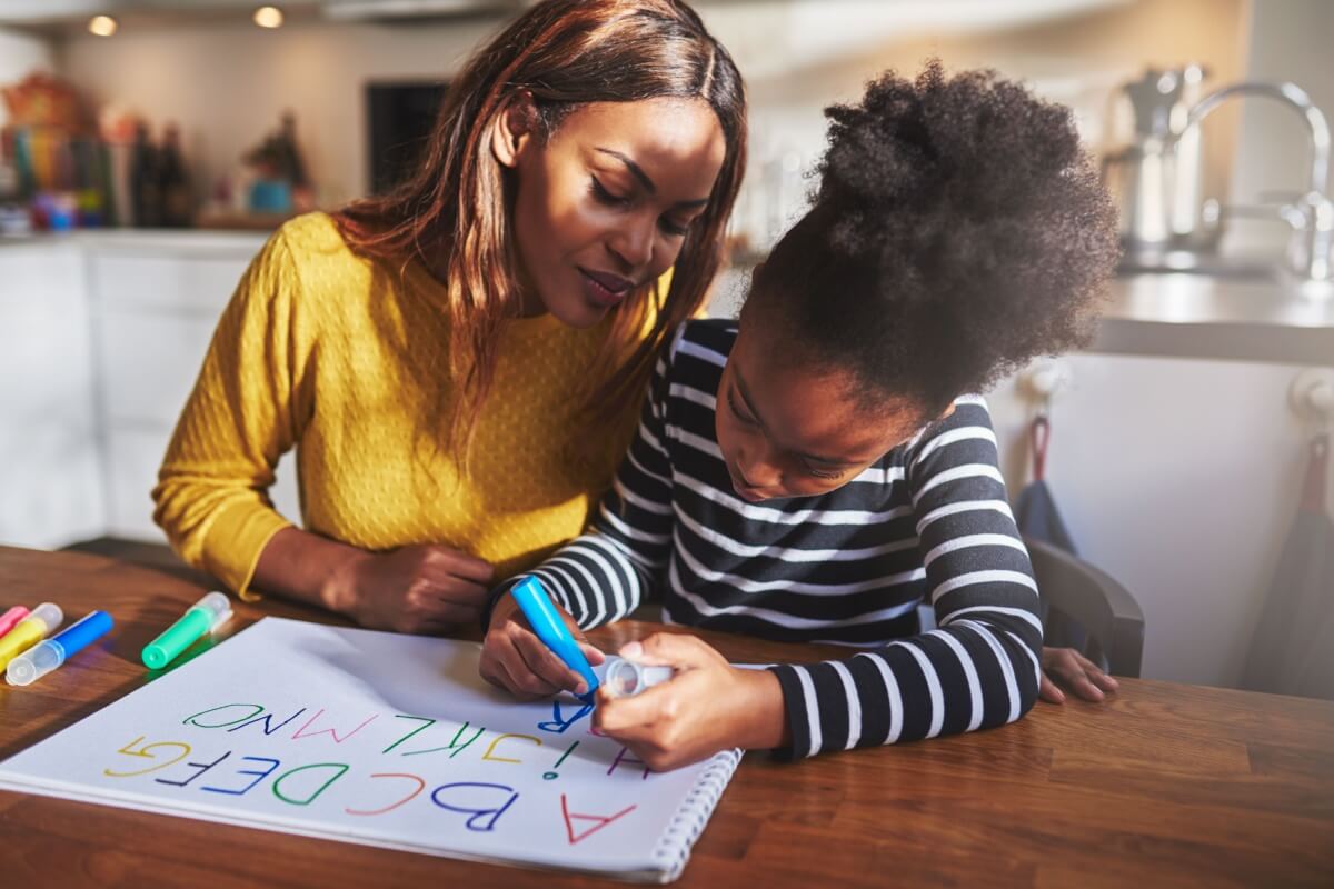 O apoio da família mantém as crianças motivadas e comprometidas com o processo de alfabetização (Imagem: Ground Picture | Shutterstock) 