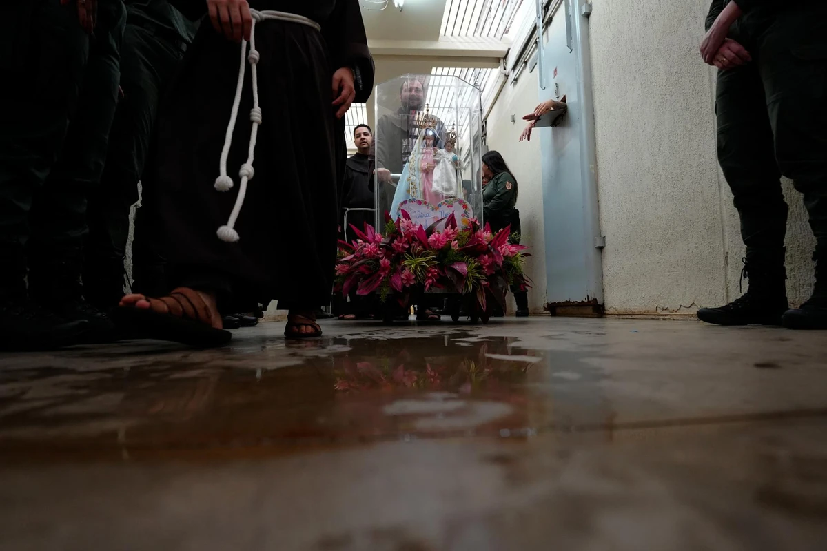Imagem de Nossa Senhora da Penha no Centro Prisional Feminino de Cariacica  por Fernando Madeira