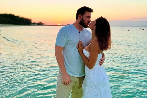  Maíra Cardi comemora a gravidez com o marido, Thiago Nigro, nas Bahamas