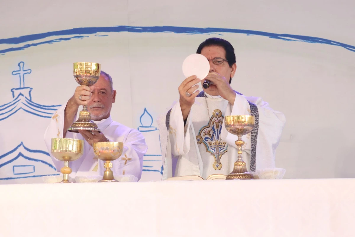 bispo da Diocese de São Mateus Dom Paulo Bosi Dal'Bó presidia mais uma missa no sétimo dia do oitavário da Festa da Penha 2025 por Divulgação