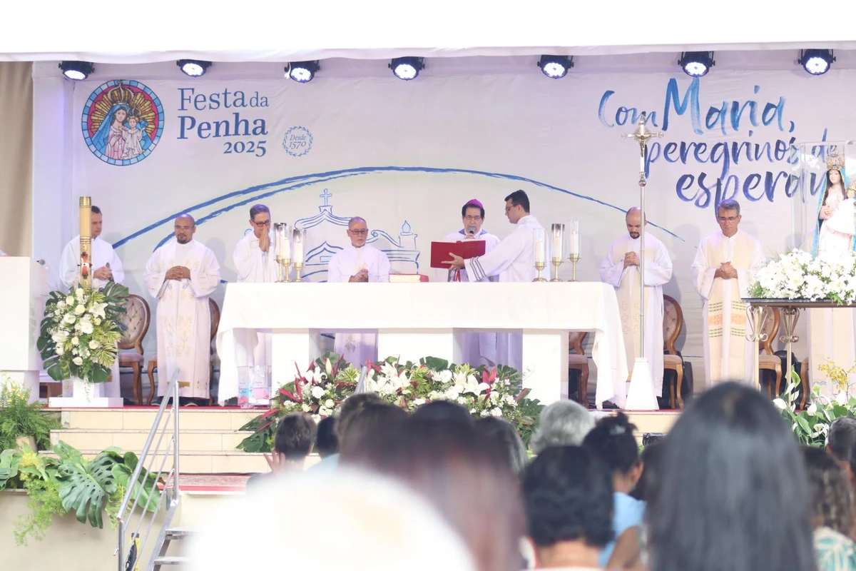 bispo da Diocese de São Mateus Dom Paulo Bosi Dal'Bó presidia mais uma missa no sétimo dia do oitavário da Festa da Penha 2025 por Divulgação