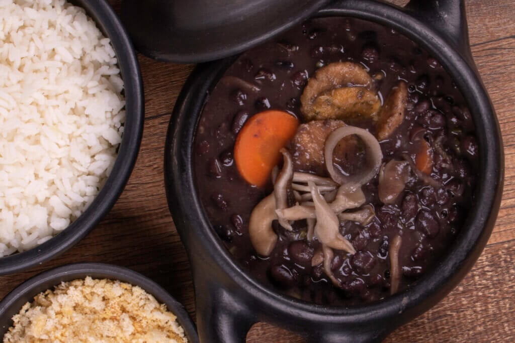 Feijoada vegana com bife de soja e vegetais (Imagem: Graziele Morelli | Shutterstock)