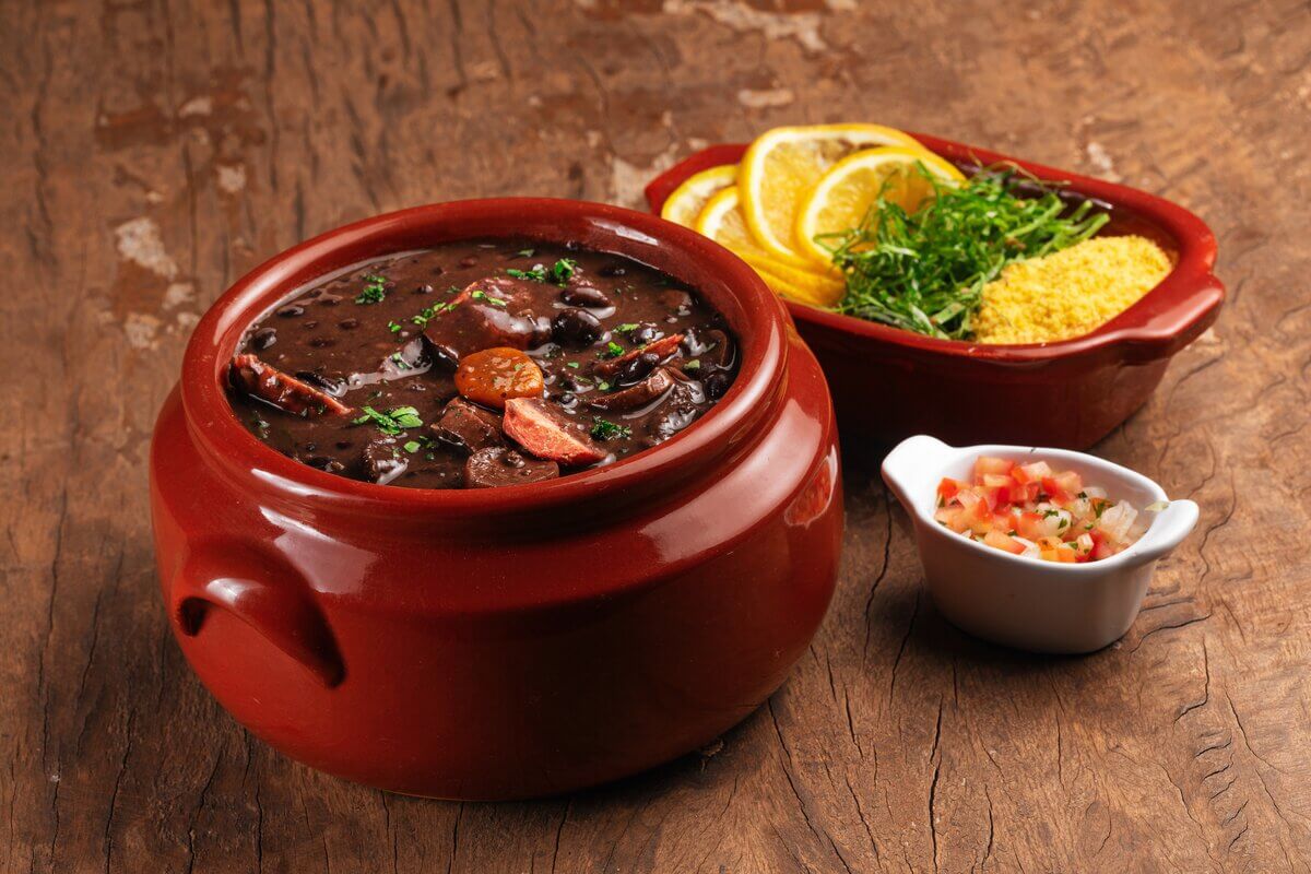 Feijoada vegana com linguiça vegetal (Imagem: Igor Vilela Rotundo | Shutterstock)