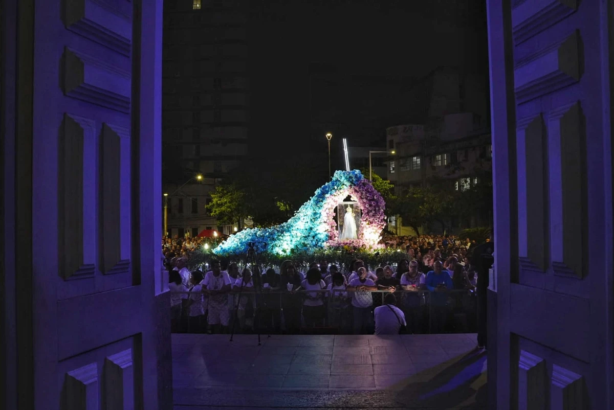 Festa da Penha 2025: fiéis lotam a frente da Catedral de Vitória