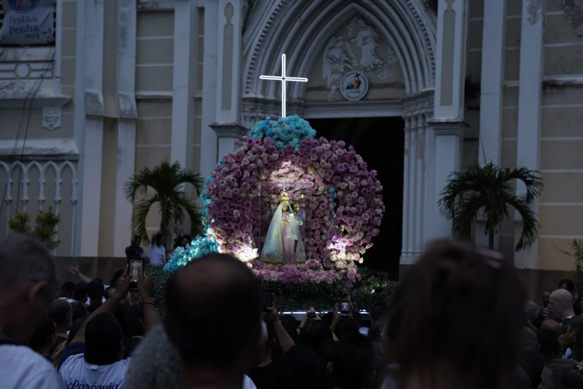 Festa da Penha 2025: iluminada, imagem de Nossa Senhora chama a atenção na frente da Catedral por Ricardo Medeiros