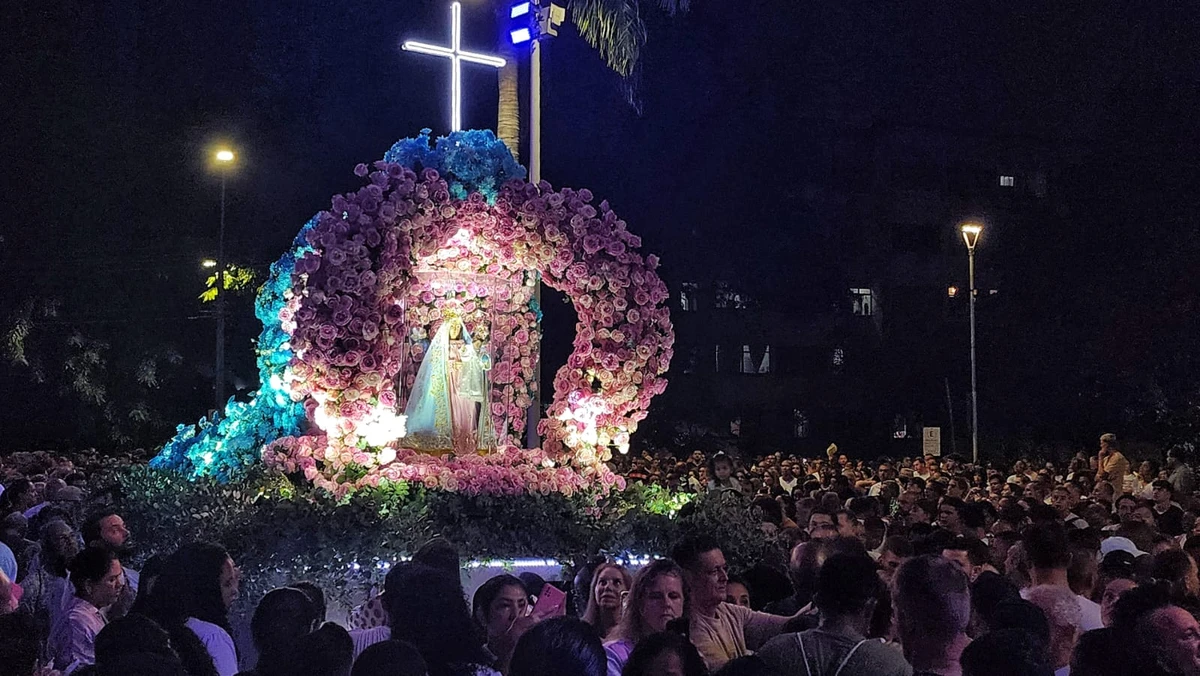 Festa da Penha 2025: imagem de Nossa Senhora cercada por fiéis por Vitor Jubini
