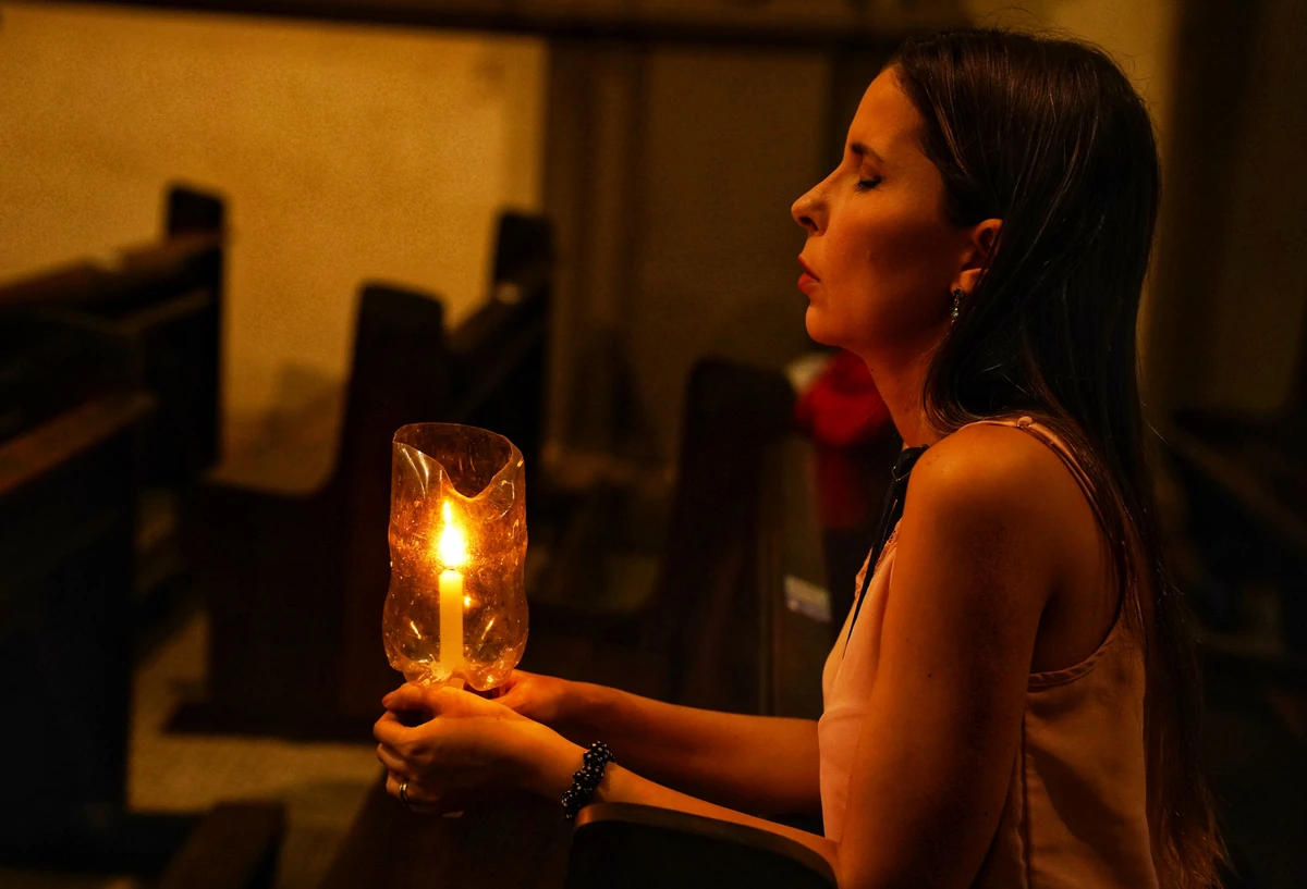 Festa da Penha 2025: Romeiros com suas velas demonstrando fé e devoção à Nossa Senhora por Ricardo Medeiros 