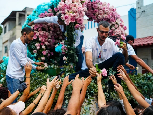 Festa da Penha 2025: Distribuição de flores que envolvem a imagem de Nossa Senhora por Vitor Jubini