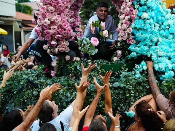 Festa da Penha 2025: Distribuição de flores que envolvem a imagem de Nossa Senhora por Vitor Jubini