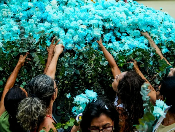 Festa da Penha 2025: Distribuição de flores que envolvem a imagem de Nossa Senhora por Vitor Jubini
