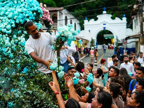 Festa da Penha 2025: Distribuição de flores que envolvem a imagem de Nossa Senhora por Vitor Jubini