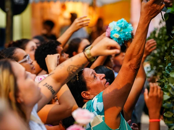 Festa da Penha 2025: Distribuição de flores que envolvem a imagem de Nossa Senhora por Vitor Jubini