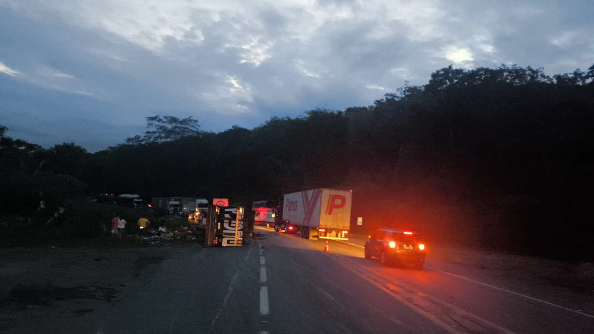 Carreta ficou tombada na pista após acidente com ônibus na BR 101, em Anchieta