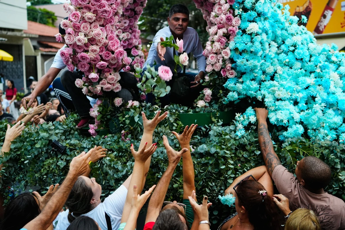 Festa da Penha 2025: Distribuição de flores que envolvem a imagem de Nossa Senhora por Vitor Jubini