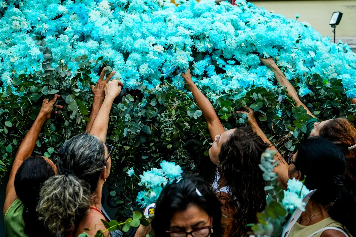 Festa da Penha 2025: Distribuição de flores que envolvem a imagem de Nossa Senhora por Vitor Jubini