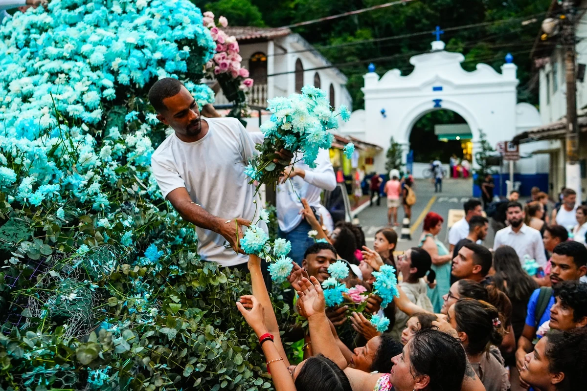 Festa da Penha 2025: Distribuição de flores que envolvem a imagem de Nossa Senhora por Vitor Jubini