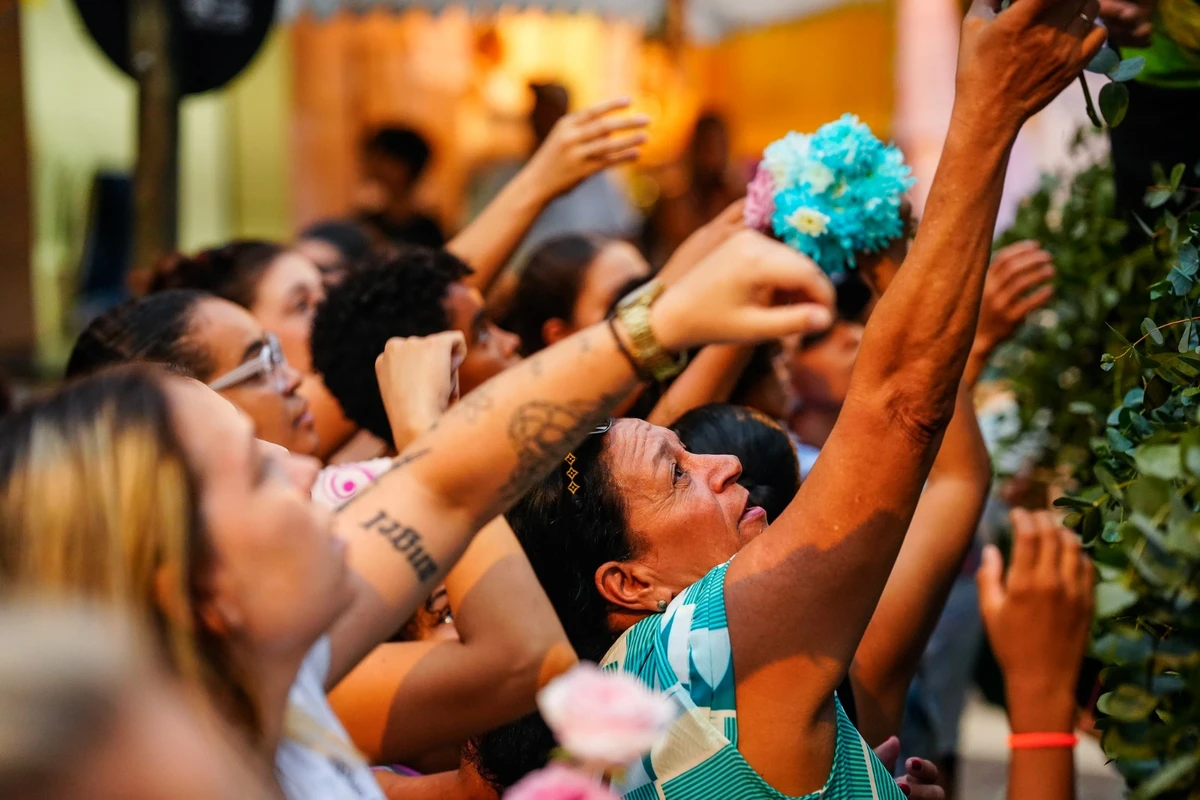 Festa da Penha 2025: Distribuição de flores que envolvem a imagem de Nossa Senhora por Vitor Jubini