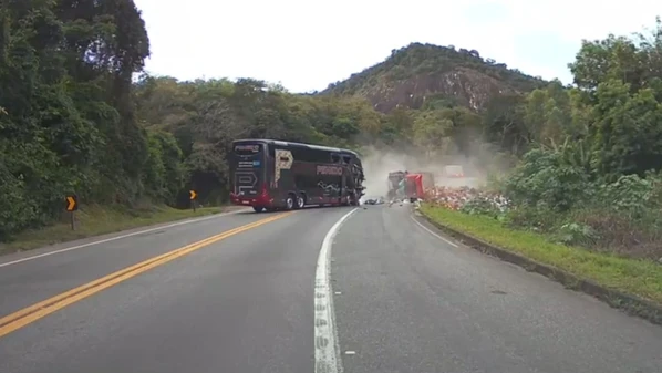 Vítimas estão hospitalizadas em unidades hospitalares de Anchieta, Cachoeiro e na Grande Vitória; colisão entre carreta e ônibus deixou três mortos