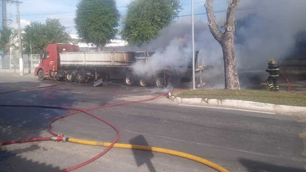 Incidente foi registrado na tarde desta segunda-feira (28). O fogo foi combatido e extinto, sem registro de feridos