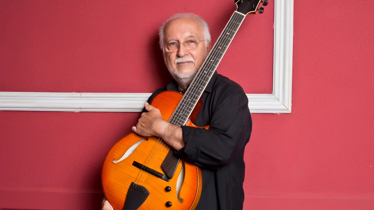 Cantor e comprositor Roberto Menescal 