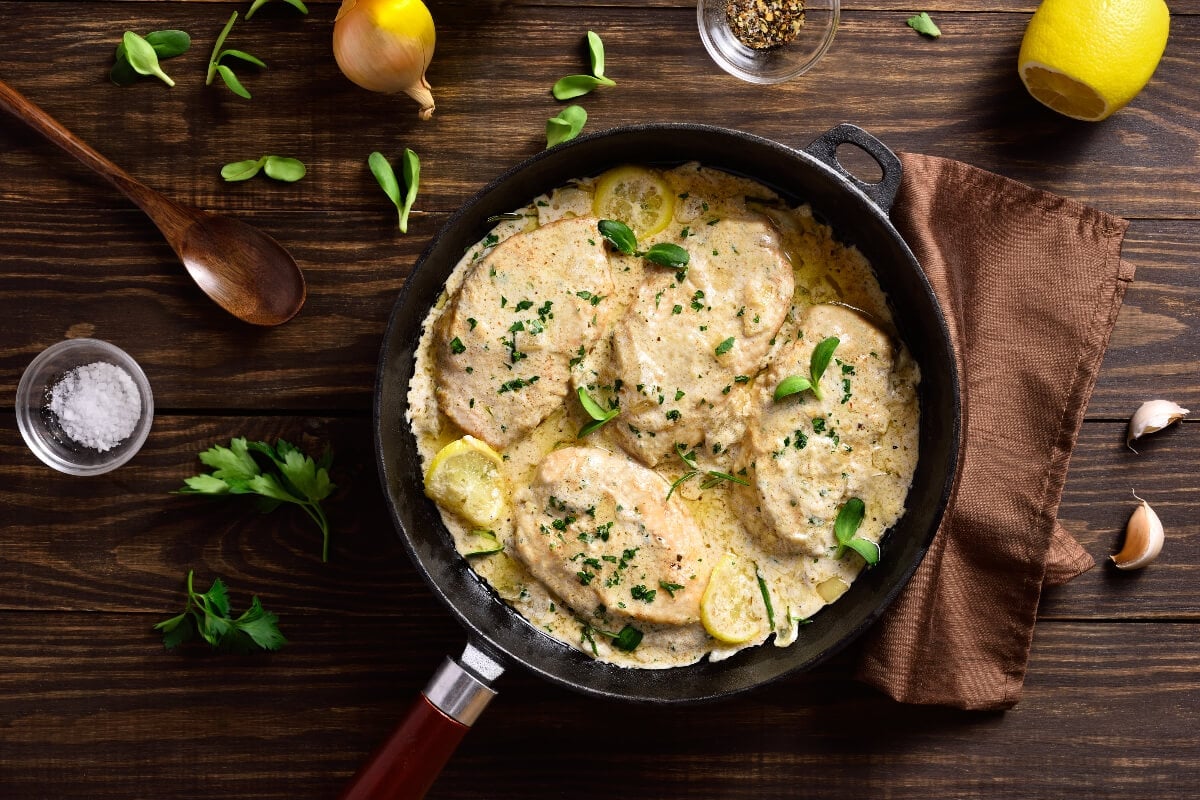 Frango ao molho de iogurte (Imagem: Tatiana Volgutova | Shutterstock)
