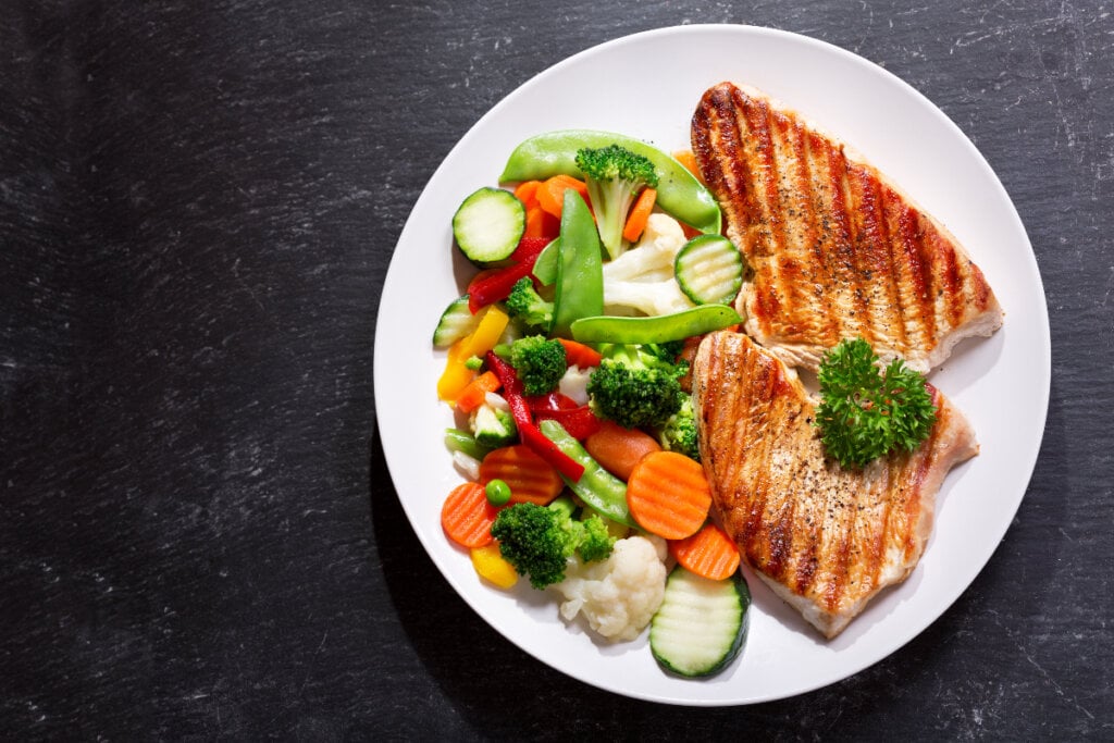 Frango grelhado com legumes (Imagem: Nitr | Shutterstock)