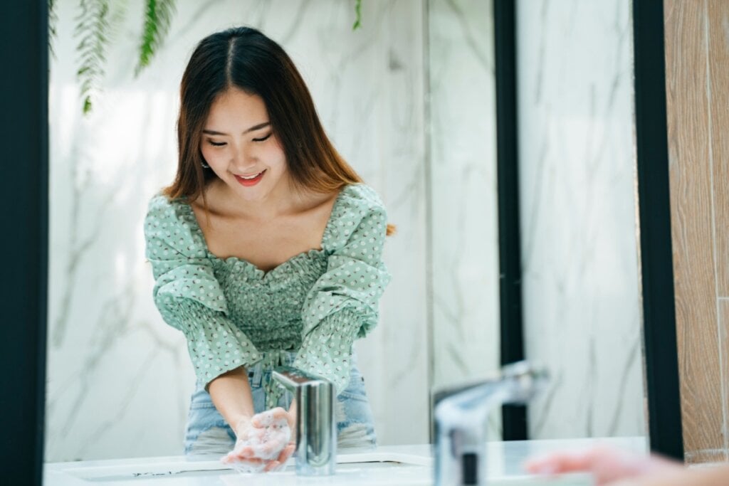 Lavar as mãos ajuda a prevenir doenças como a conjuntivite (Imagem: theshots.co | Shutterstock)