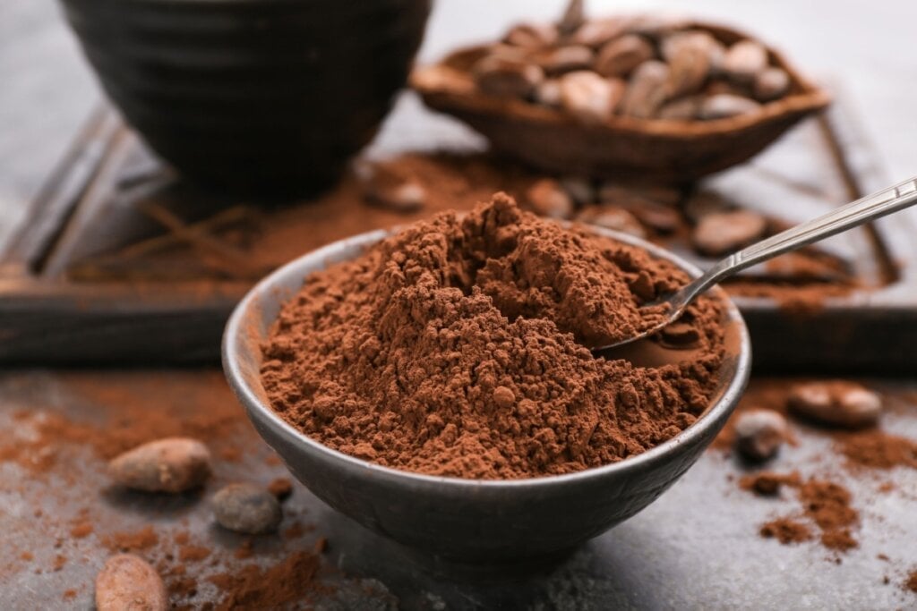 O achocolatado em pó pode conter mais açúcar do que cacau (Imagem: Pixel-Shot | Shutterstock)
