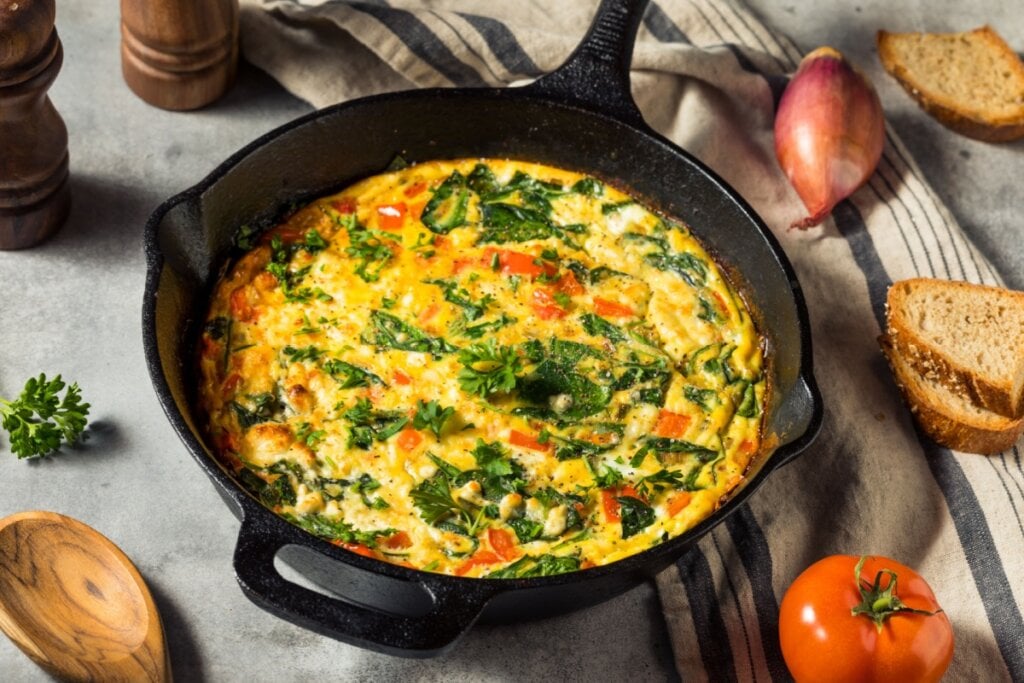Omelete de espinafre com tomate (Imagem: Brent Hofacker | Shutterstock) 