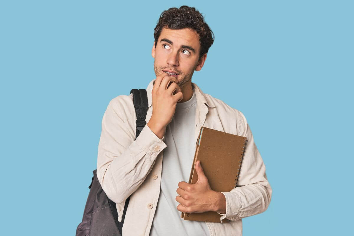 Para as novas gerações, o alinhamento do curso com propósitos pessoais e profissionais tem ganhado destaque (Imagem: Asier Romero | Shutterstock) 