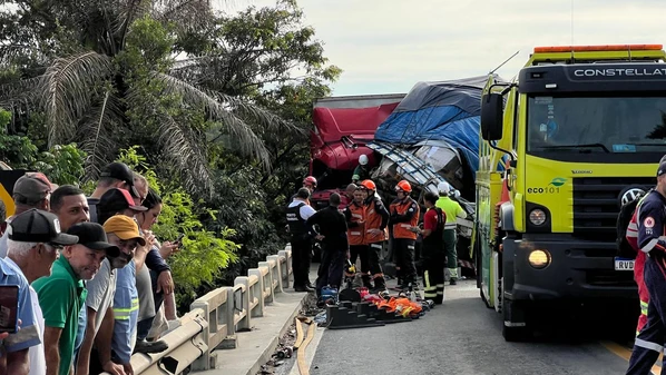 Colisão entre três carretas, um caminhão e um carro deixou um morto e dois feridos; rodovia foi interditada, ainda sem previsão de liberação na manhã desta terça-feira (29)