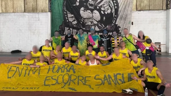 A foto, que circulou em grupos internos da faculdade, gerou indignação entre estudantes e corpo diretivo. Ela também contava com a presença de uma mulher, que supostamente faz parte da Atlética