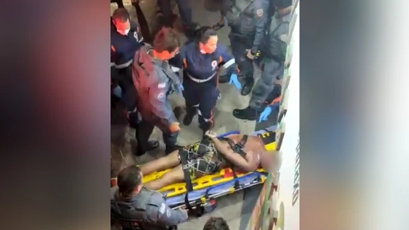 Suspeito se trancou com um menino de 4 anos em banheiro de lanchonete; populares invadiram o local e polícia precisou usar força para contê-lo