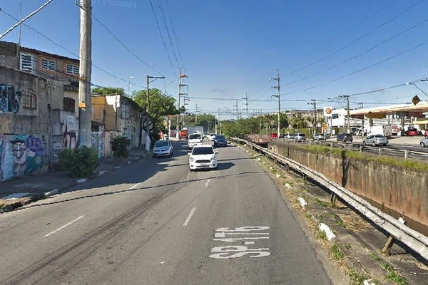 A avenida Corredor ABD, em Diadema (SP), onde o jovem morreu com tiro na cabeça após o motorista do carro em que estava buzinar pedindo passagem a outro veículo